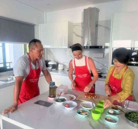 Tourists preparing fresh ingredients during cooking class at Villa Lantai Labuan Bajo