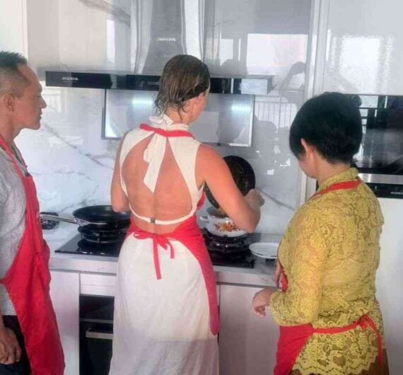 Morning cooking class in Labuan Bajo at Villa Lantai with guests preparing Indonesian dishes