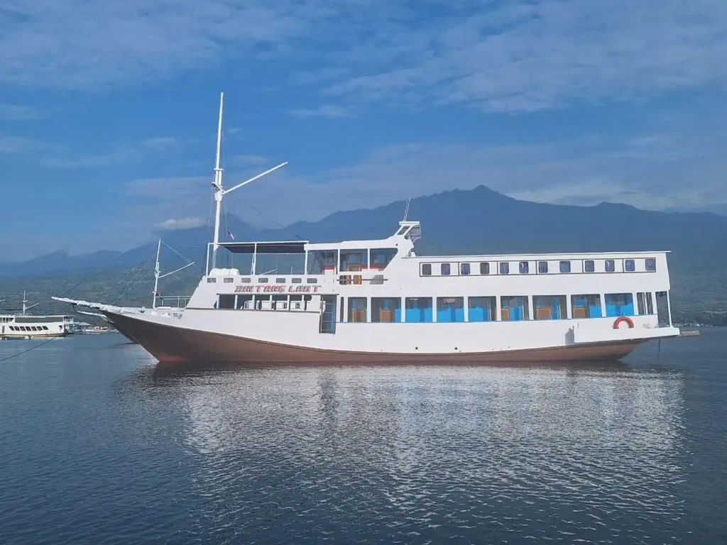 Labuan Bajo to Lombok Budget Cruise Luxury cruise boat sailing from Labuan Bajo to Lombok