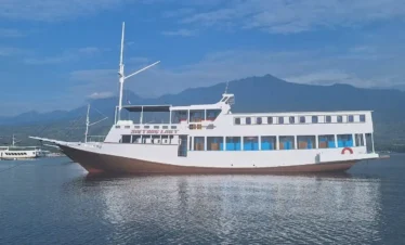 Labuan Bajo to Lombok Budget Cruise Luxury cruise boat sailing from Labuan Bajo to Lombok