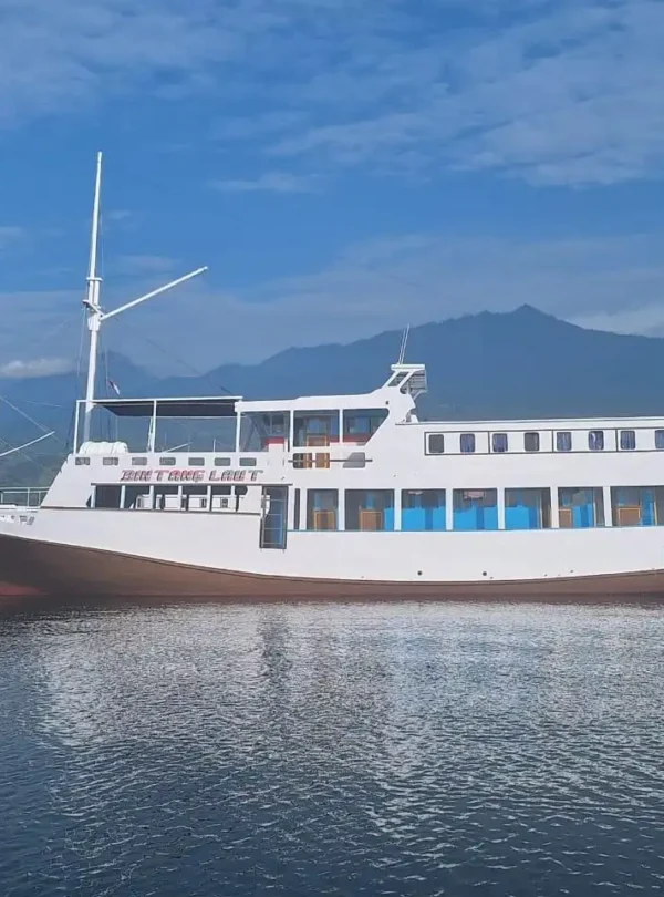 Labuan Bajo to Lombok Budget Cruise Luxury cruise boat sailing from Labuan Bajo to Lombok