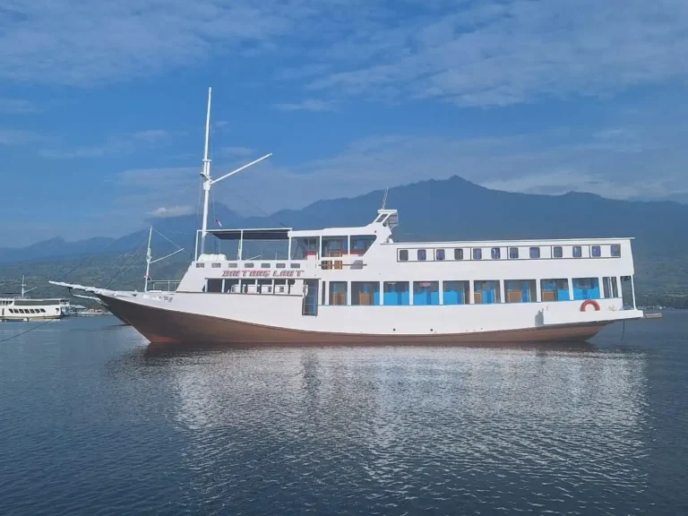 Labuan Bajo to Lombok Budget Cruise Luxury cruise boat sailing from Labuan Bajo to Lombok