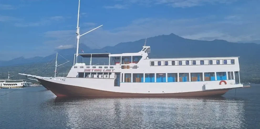 Labuan Bajo to Lombok Budget Cruise Luxury cruise boat sailing from Labuan Bajo to Lombok