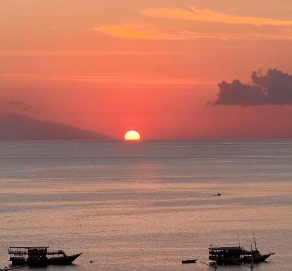 Ina's Cooking Class 12 Beautiful sunset over the sea in Labuan Bajo, Indonesia, near Komodo National Park.